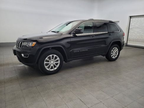 Used 2021 Jeep Grand Cherokee Laredo image 2