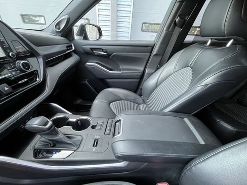 Used 2022 Toyota Highlander XSE FWD image 24
