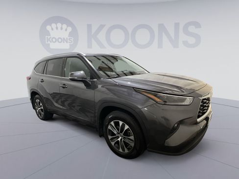 Used 2022 Toyota Highlander XLE w/ Protection Package #3 (TMS) AWD/4WD image 2