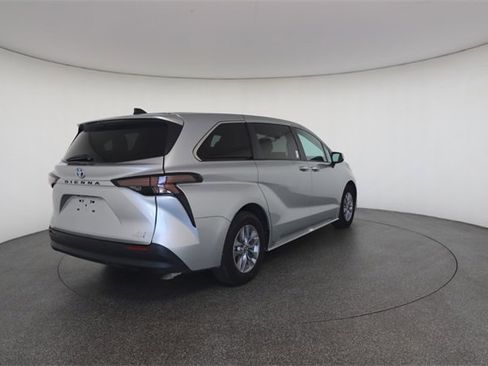 Used 2023 Toyota Sienna XLE image 18