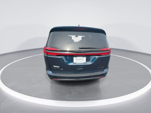 Used 2025 Chrysler Pacifica Limited image 7