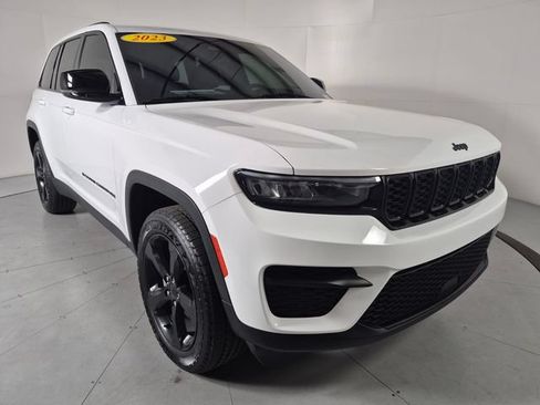 Used 2023 Jeep Grand Cherokee Altitude AWD/4WD image 6