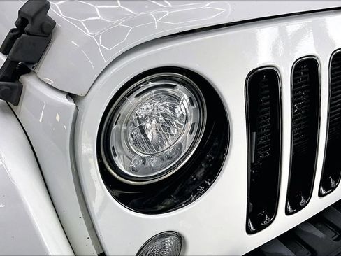 Used 2018 Jeep Wrangler Unlimited Sahara AWD/4WD image 33