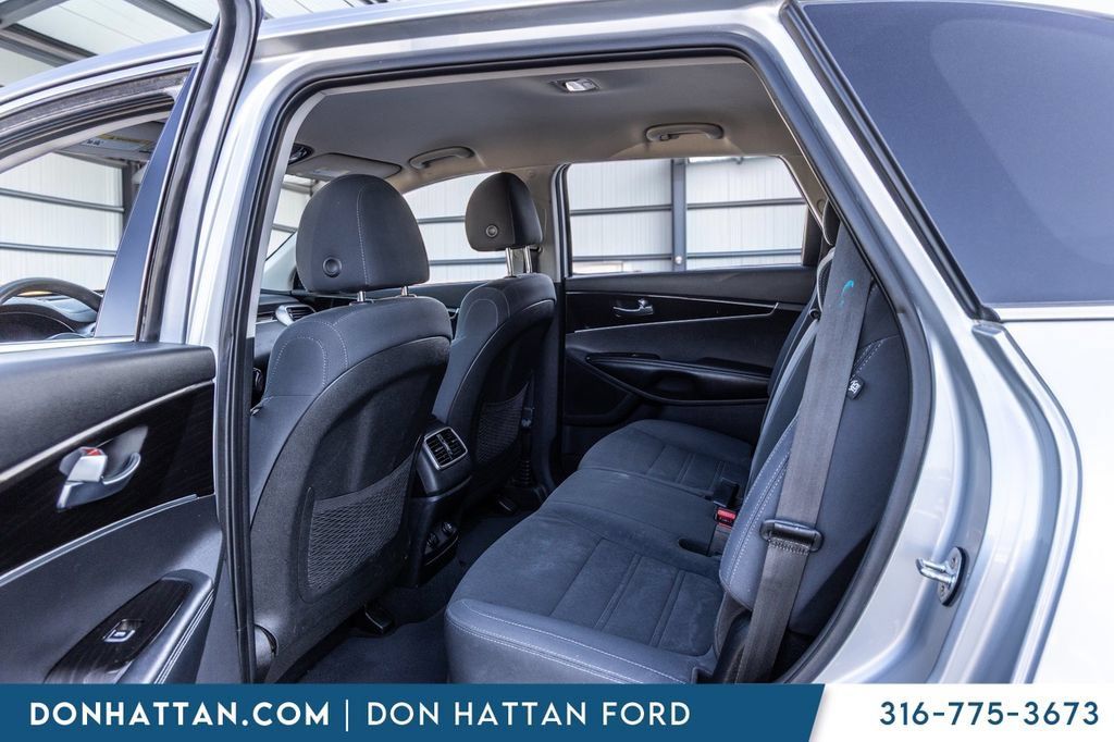 Used 2019 Kia Sorento FWD V6 image 18