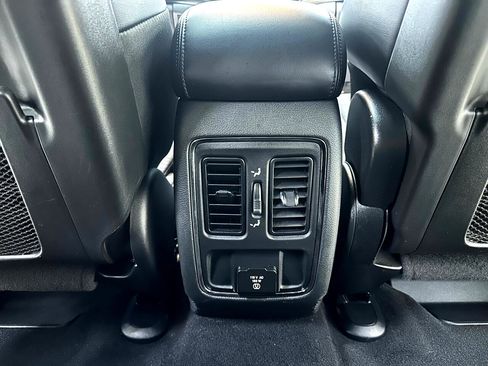 Used 2019 Jeep Grand Cherokee Altitude image 37