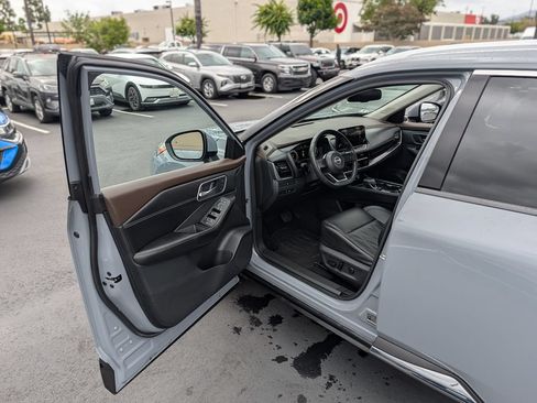 Used 2023 Nissan Rogue Platinum AWD/4WD image 41