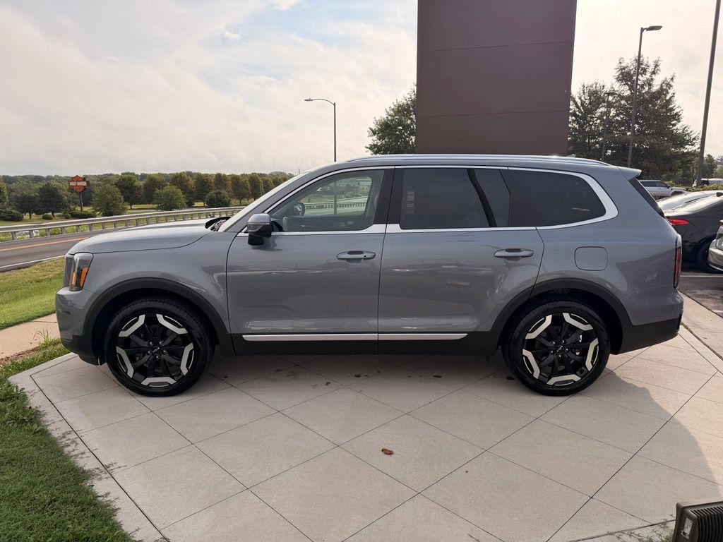Used 2024 Kia Telluride EX w/ EX Captain's Chair Package FWD image 5