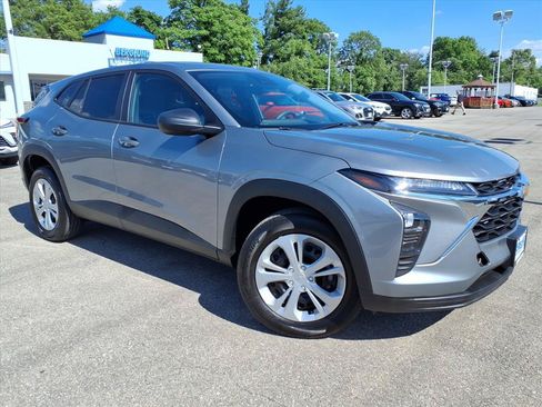 Used 2026 Chevrolet Trax LS w/ Driver Confidence Package FWD image 2