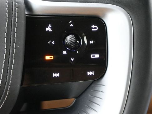 Used 2025 INFINITI QX80 Sensory image 10