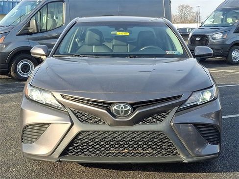 Used 2018 Toyota Camry SE image 2