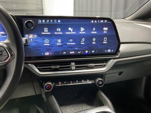 Used 2025 Chevrolet Equinox EV LT FWD image 21