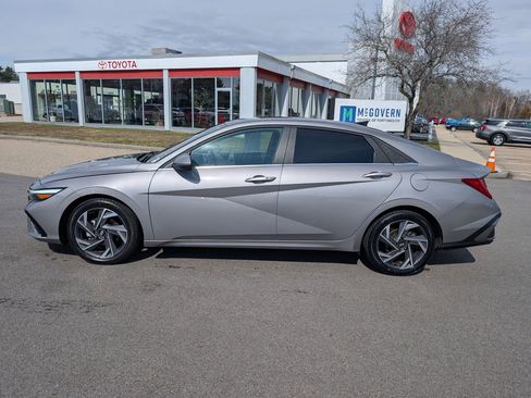 Used 2024 Hyundai Elantra SEL w/ Convenience Package FWD image 2