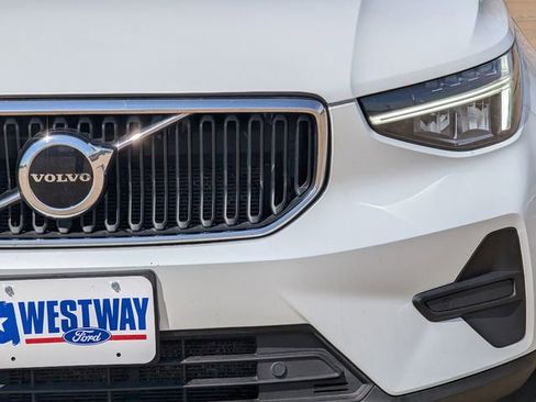 Used 2023 Volvo XC40 B5 Core image 7