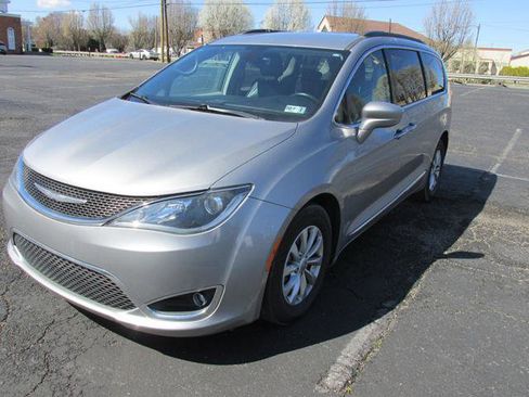 Used 2017 Chrysler Pacifica Touring-L FWD image 1