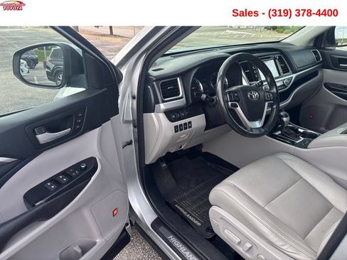Used 2017 Toyota Highlander Limited Platinum AWD/4WD image 13