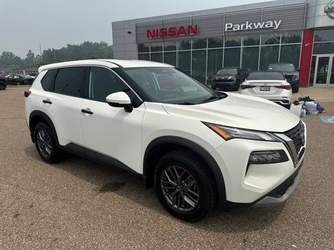 Used 2023 Nissan Rogue S AWD/4WD image 2