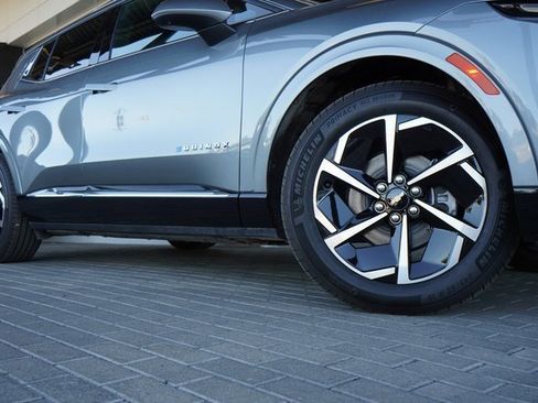 New 2025 Chevrolet Equinox EV LT image 10