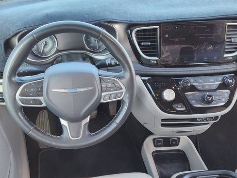 Used 2021 Chrysler Pacifica Touring-L image 26