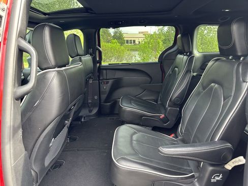 Used 2025 Chrysler Pacifica Limited FWD image 14