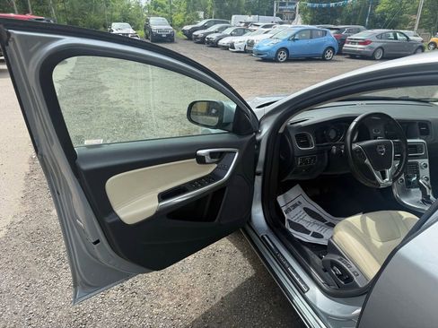 Used 2017 Volvo S60 T5 Dynamic FWD image 9