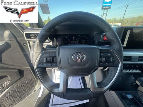 Used 2025 Toyota Tacoma TRD Off-Road image 17