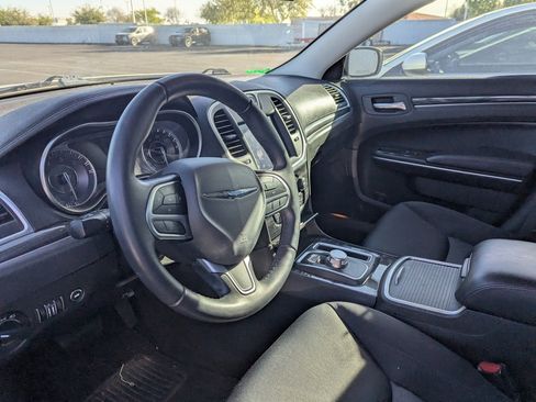 Used 2018 Chrysler 300 Touring image 8