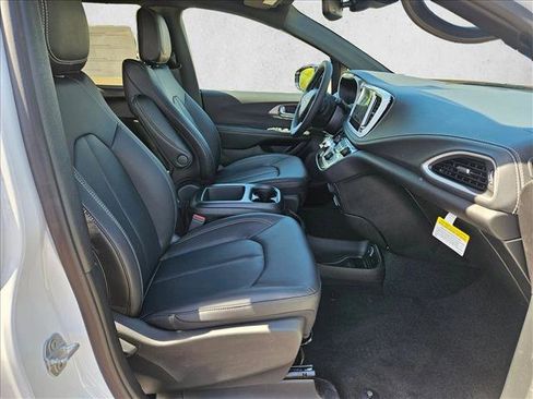 New 2026 Chrysler Pacifica Select FWD image 17