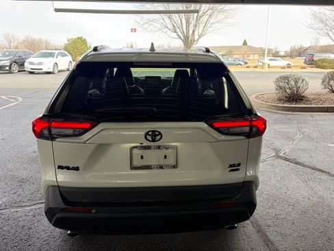Used 2022 Toyota RAV4 XLE Premium image 5