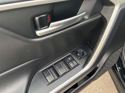 Used 2025 Toyota RAV4 XLE AWD/4WD image 11