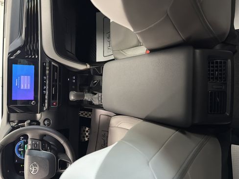 Used 2026 Toyota Camry SE FWD image 19