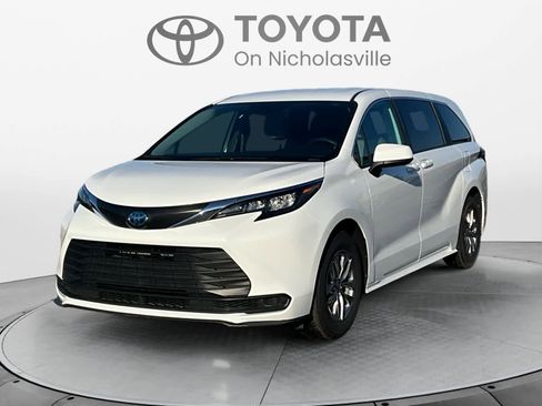 Used 2025 Toyota Sienna LE image 1