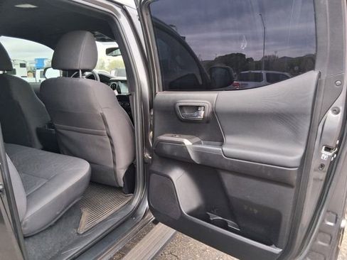 Used 2019 Toyota Tacoma TRD Off-Road w/ Technology Package image 10