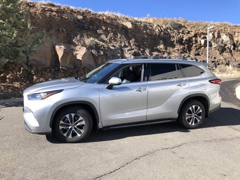 Used 2020 Toyota Highlander XLE image 1