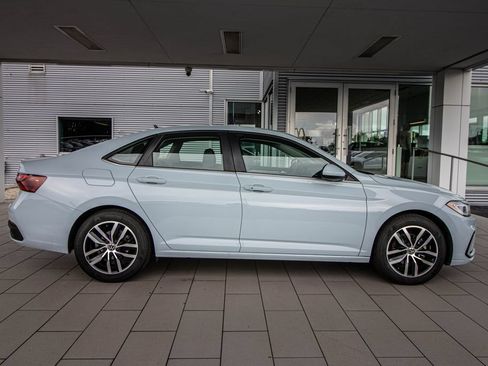 Used 2025 Volkswagen Jetta SE FWD image 3
