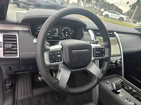 New 2026 Land Rover Discovery Dynamic SE image 26