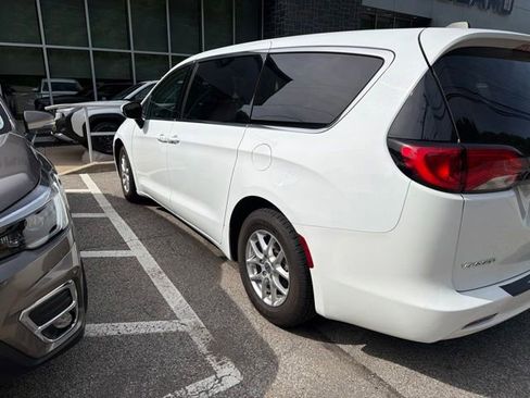 Used 2022 Chrysler Voyager LX FWD image 6