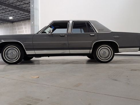 Used 1988 Ford LTD Crown Victoria RWD image 7
