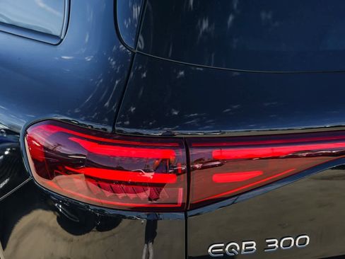 Used 2024 Mercedes-Benz EQB 300 4MATIC image 7