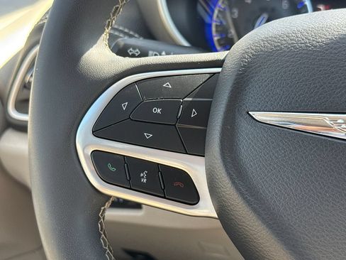 Used 2023 Chrysler Pacifica Touring-L FWD image 28