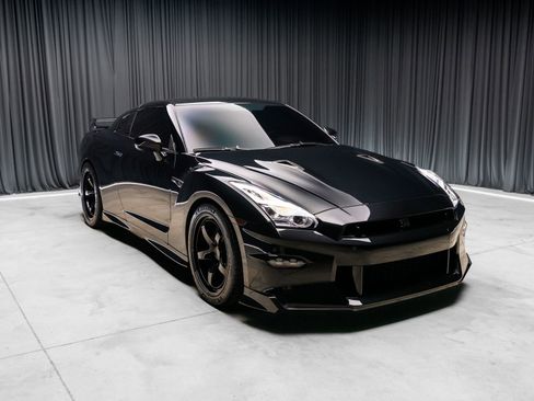 Used 2024 Nissan GT-R Premium w/ Premium Interior Package AWD/4WD image 2