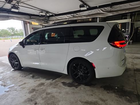 Used 2024 Chrysler Pacifica Touring-L w/ Uconnect Theater Family Group FWD image 9