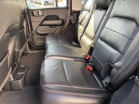 Used 2018 Jeep Wrangler Unlimited Sahara AWD/4WD image 13