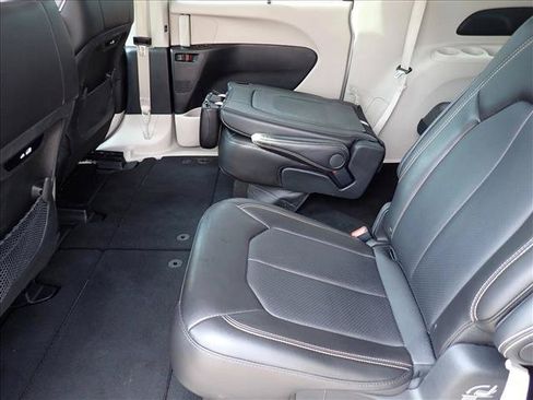 Used 2024 Chrysler Pacifica Touring-L FWD image 10