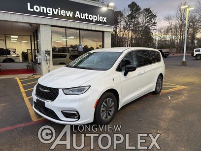 Used 2024 Chrysler Pacifica Select