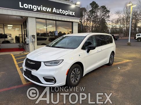 Used 2024 Chrysler Pacifica Select image 1