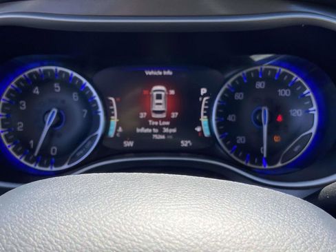 Used 2024 Chrysler Pacifica Touring-L image 29