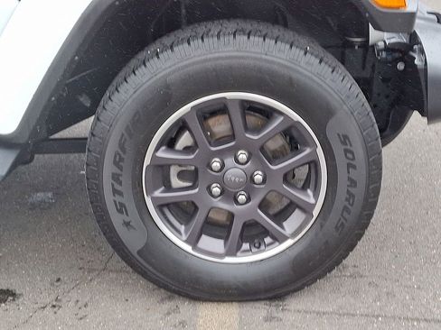 Certified 2022 Jeep Gladiator Overland w/ LED Lighting Group image 8