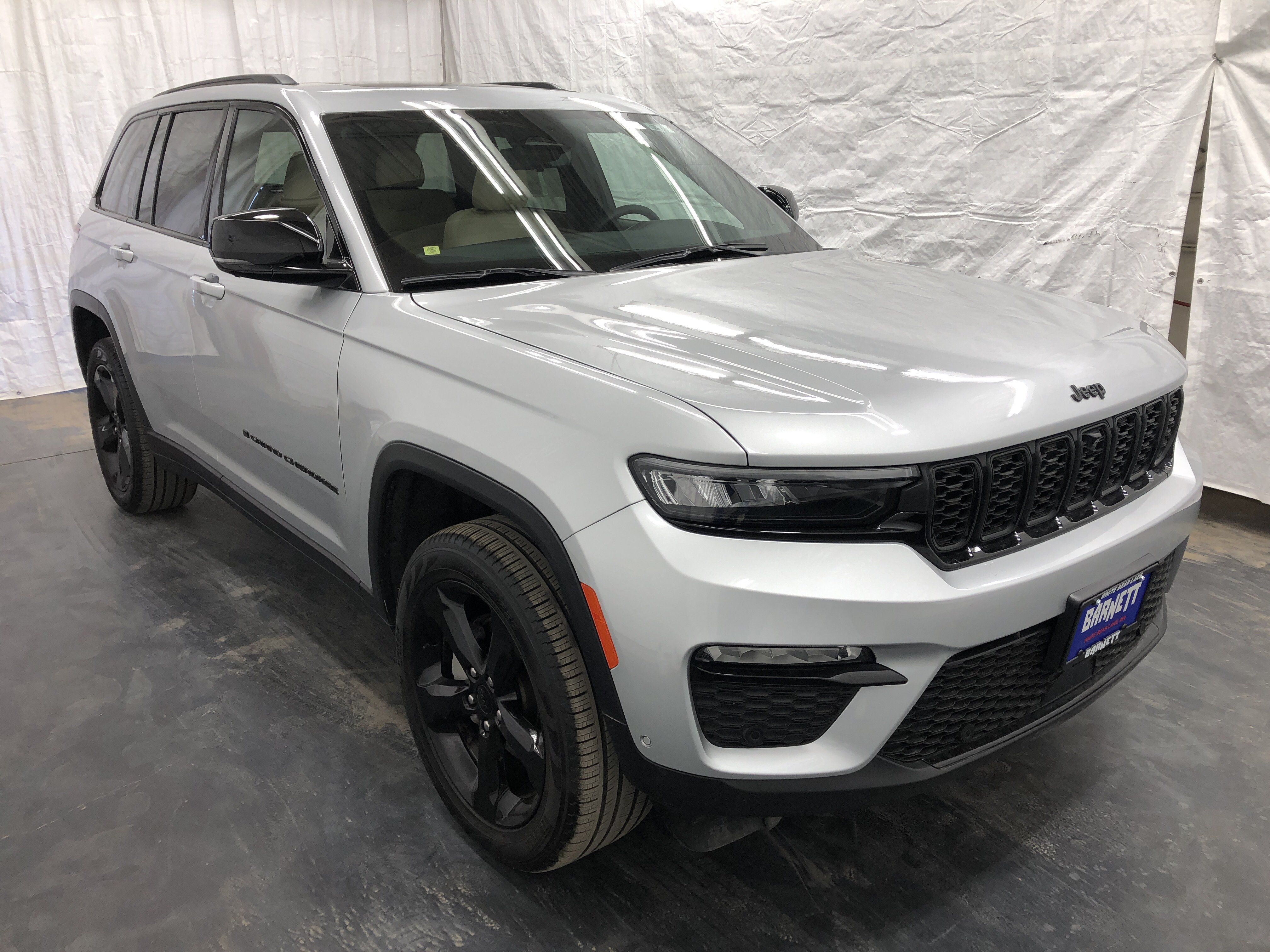 Certified 2024 Jeep Grand Cherokee Limited w/ Luxury Tech Group II AWD/4WD image 4