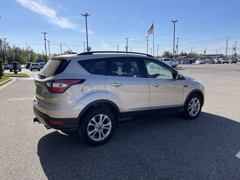 Used 2017 Ford Escape SE w/ Equipment Group 201A AWD/4WD image 4