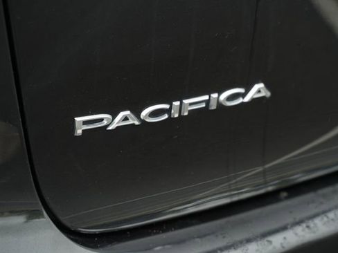 Used 2021 Chrysler Pacifica Touring FWD image 40